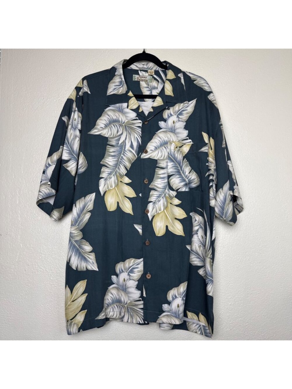 Tommy Bahama Mens 100% Silk Hawaiian Shirt Size L Blue Tropical Floral Pattern
